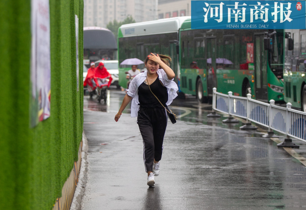 一个没有带雨伞的女孩儿,在雨中奔跑.