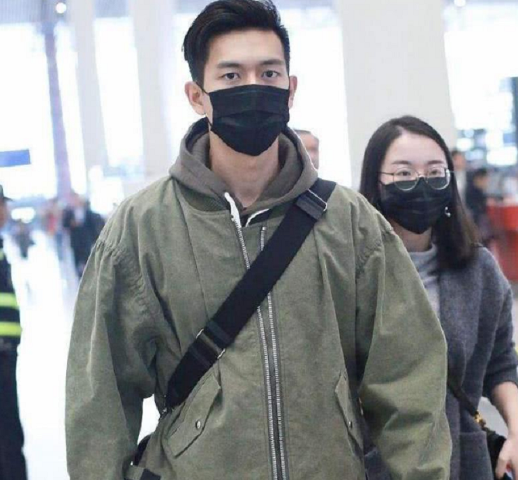 有一种"过度亲密"叫李现和助理?当对视那一刻,粉丝秒变柠檬精