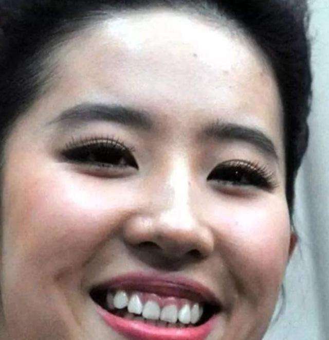 当女明星大笑,所有滤镜美颜全部失灵,嘴巴最大的杨颖却让人意外