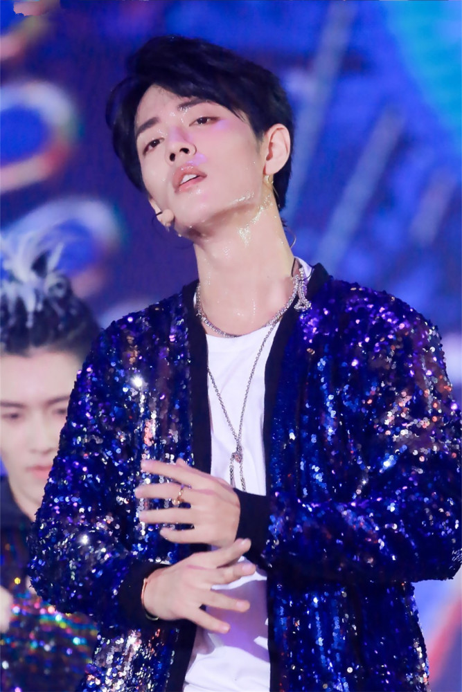 肖战的颜值有多高?舞台跳舞流汗到脱妆,依然魅力四射!