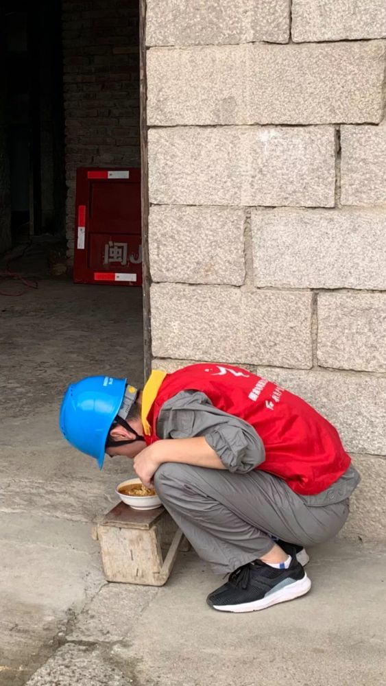 版权归原作者所有,如有侵权请及时联系 近日 照片中的男人蹲在墙角