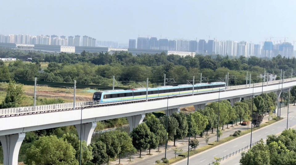 成都三条轨道交通线年内通车！地铁27号线一期列车亮相