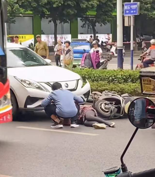 电动车倒在了地上,被撞到的女性当时呈昏迷状态.交警