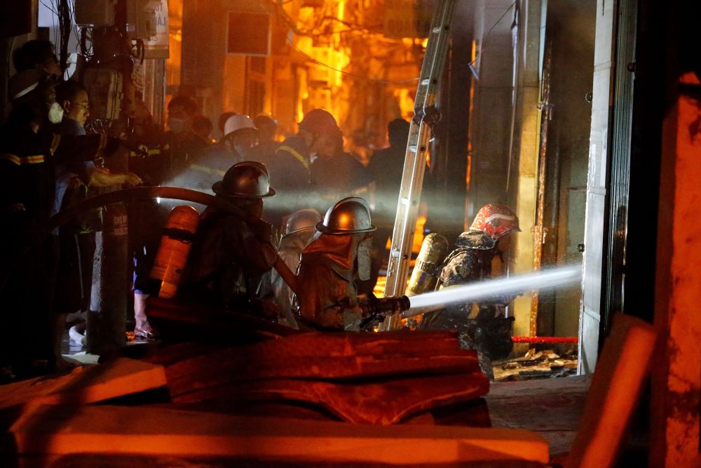 越南首都一公寓楼发生火灾，数十人死亡