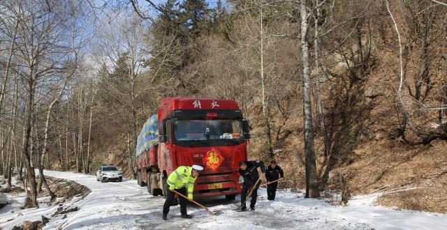 大货车雪天被困 山西方山交警紧急救援 腾讯新闻