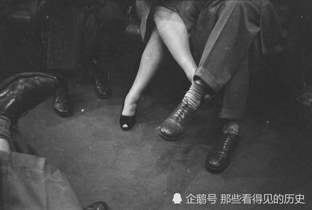 40年代美国纽约地铁 看报的乘客 穿着得体的纽约人