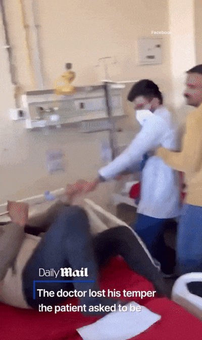 印度醫生暴揍病人，三五個人拉不住！就因為病人嫌他說話不禮貌 - 