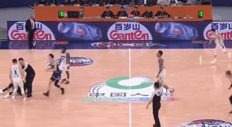 从当时的比赛过程而言,刘铮对方硕犯规后,他直接坐在球馆上,并没有理