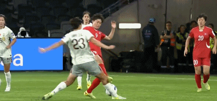 女足亞洲杯巨大爭議！金成慶蹬踏逃紅，邵子欽險受傷，名記開炮 - 