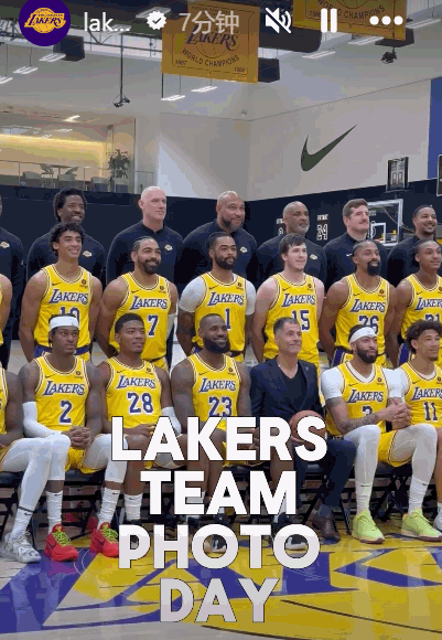 湖人拍摄全队大合影:佩林卡持球c位詹姆斯笑场 明日战灰熊伤情公布