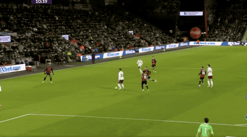 3-2！中衛送大禮後化身前鋒破門 鐵腰梅開二度 12.9億豪門強勢5連勝 - 