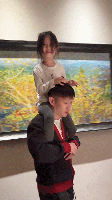 曹云金和唐菀一同陪娃肩扛女儿玩耍5岁sugar明眸皓齿颜值超高