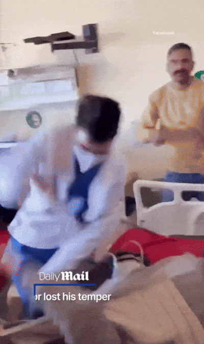 印度醫生暴揍病人，三五個人拉不住！就因為病人嫌他說話不禮貌 - 