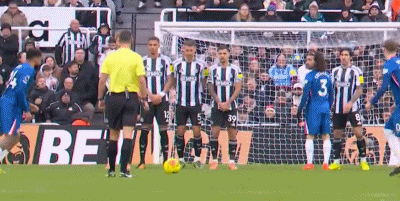 超級世界波！詹姆斯任意球破門，藍軍首次射正，避免92年之恥 - 