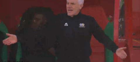 埃及逃過一劫！後衛險壓哨送點，VAR介入6分鐘，主裁爭議判罰 - 