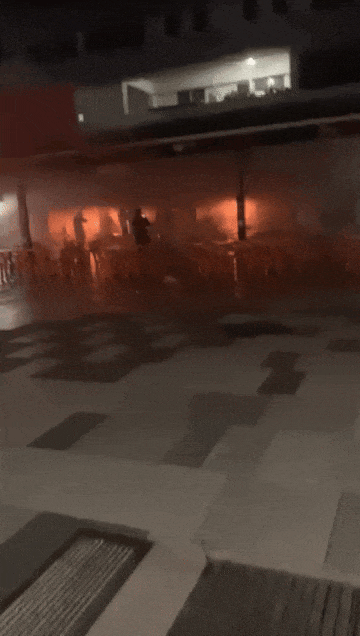 新加坡突发火灾,李显龙亲赴现场慰问!