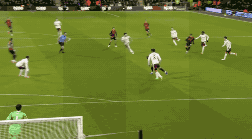 3-2！中衛送大禮後化身前鋒破門 鐵腰梅開二度 12.9億豪門強勢5連勝 - 