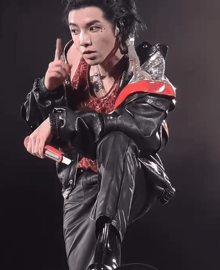 华晨宇演唱会现迷惑行为,打哈欠翻白眼表情蔑视,穿衣打扮引热议-腾讯