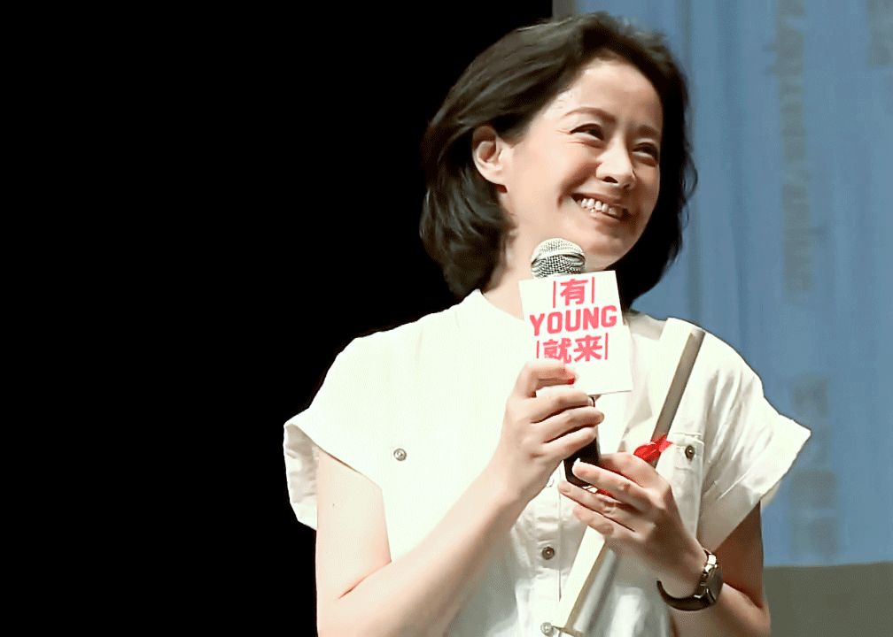 她曾是一代人的女神,与著名导演离婚后一直独身,55
