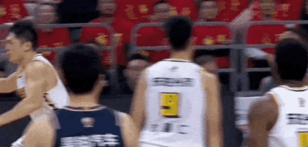 中国篮球丑恶一幕 姚明遭受大为难 广厦老板愤恨冲参与边反对判罚
