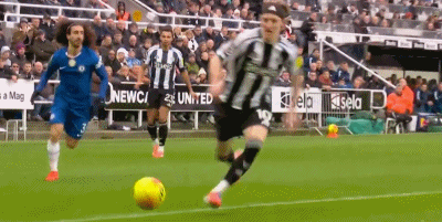 英超巨大爭議！戈登被撞倒無點，查洛巴險送點，埃迪豪暴怒 - 