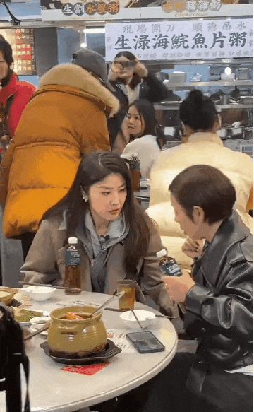 52岁陈慧琳街头喝粥被偶遇,私下捐50所学校,出道29年无绯闻 _腾讯新闻