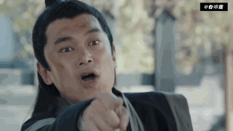 《赘婿》里,他扮演的大舅哥苏文兴,没什么主见,孝顺也愚蠢却一心想