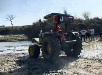 不过deshwal技术超群,再难把握的地形,也总是能把拖拉机开出越野车的