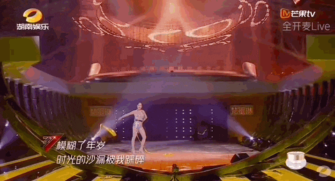 明星街拍穿搭造型示范_牛仔衣搭裙子明星街拍_明星穿搭街拍