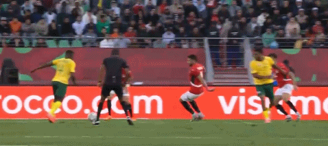 埃及逃過一劫！後衛險壓哨送點，VAR介入6分鐘，主裁爭議判罰 - 