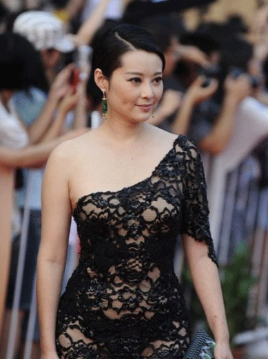 大火后退出娱乐圈,如今一心做慈善,袁立活的太干净了_腾讯新闻