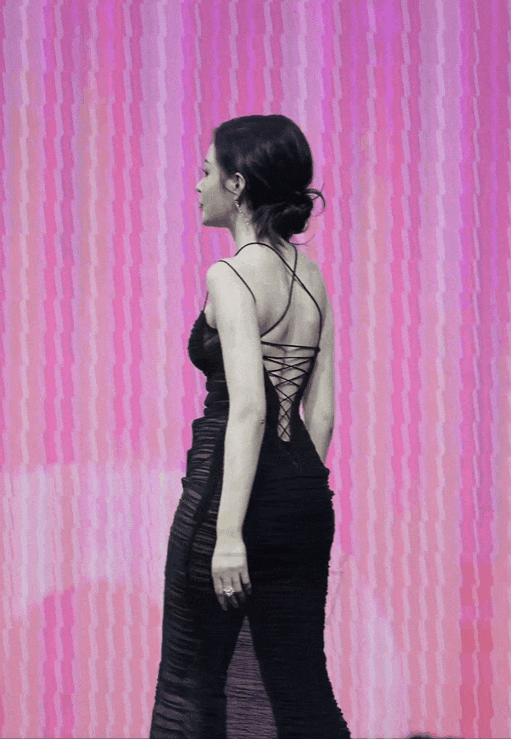 张天爱再次拿出了自己的身材优势,穿了一条露腰和胯的礼服,腰臀的比例