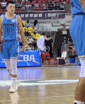男篮头号玻璃人？周琦又受伤被搀扶离场 北京4年2400万要打水漂吗_腾讯新闻