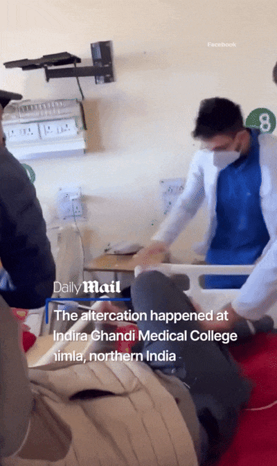 印度醫生暴揍病人，三五個人拉不住！就因為病人嫌他說話不禮貌 - 