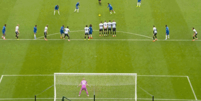 超級世界波！詹姆斯任意球破門，藍軍首次射正，避免92年之恥 - 