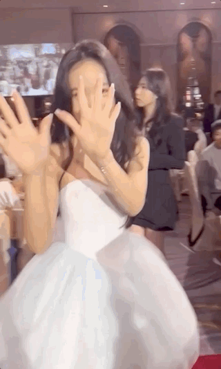 小S参加二女儿毕业聚会，Lily穿露肩裙女神范儿十足，母女同框似姐妹(小s女儿有多大)