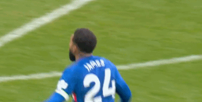 超級世界波！詹姆斯任意球破門，藍軍首次射正，避免92年之恥 - 