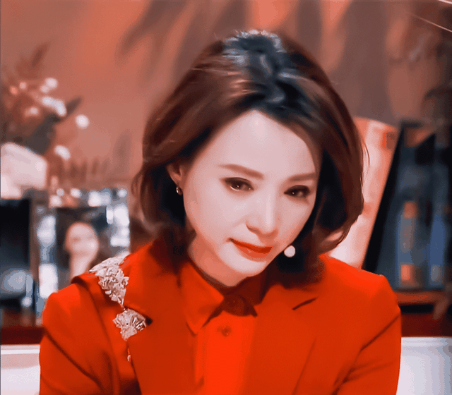 "央视一姐"到口碑崩塌,变农村大姐,49岁的董卿,到底经历了什么?