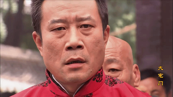 了李雪健另一个下跪的名场面,就是他在98版《水浒传》中饰演的宋江,曾