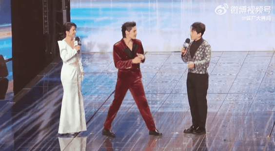 短劇品質盛典：洪欣身材傲人，余茵好美，向佐用腳踢主持人 - 