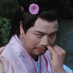 女扮男装,只要女演员贴上胡子就可以,十分简单.