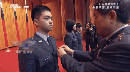 其右臂已挂上代表军衔的"单飞臂章",代表其已具备单独驾驶飞机的能力.