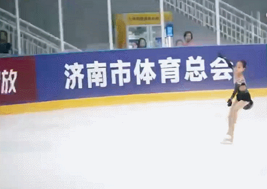 中国女单推开四周跳大门！花滑俱乐部赛12岁刘玉萱4S落冰