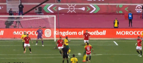 埃及逃過一劫！後衛險壓哨送點，VAR介入6分鐘，主裁爭議判罰 - 