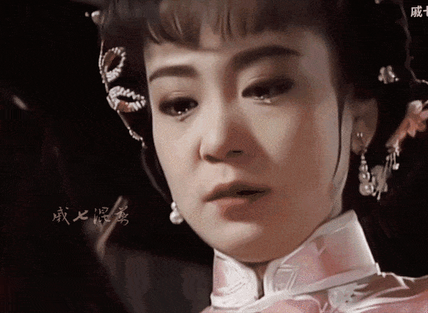 不仅梨花带雨,更是如有神功:她的眼泪宛如珠玉一颗一颗流