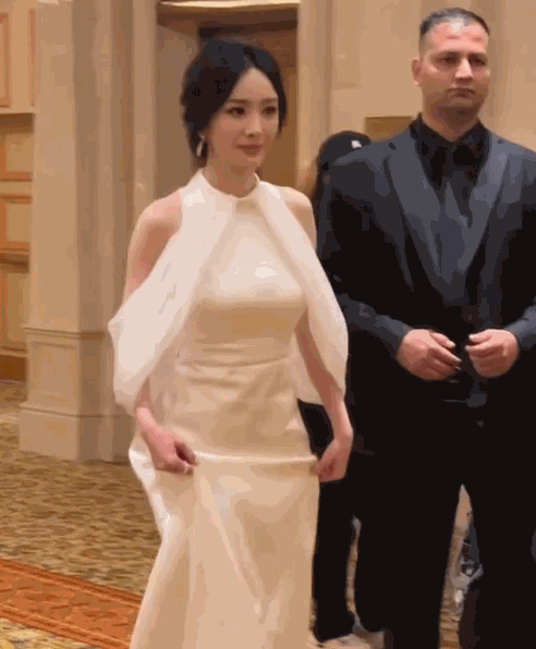 澳门这一晚,被"全裹"出镜的杨幂惊艳,没穿暴露礼服却秒杀全场