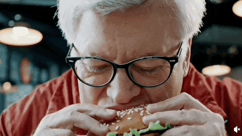 三根手指这样的槽点,咬合位置与汉堡上的咬痕也并不匹配……要知道