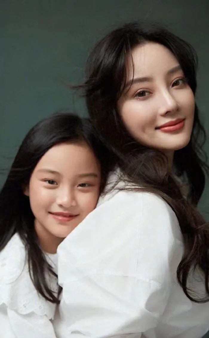 李小璐带甜馨参加董璇女儿生日会!四位40 女星,谁儿女颜值最高