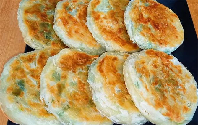 一碗面,一把小葱,教你做香酥葱油饼,咬一口直掉渣,葱香味十足