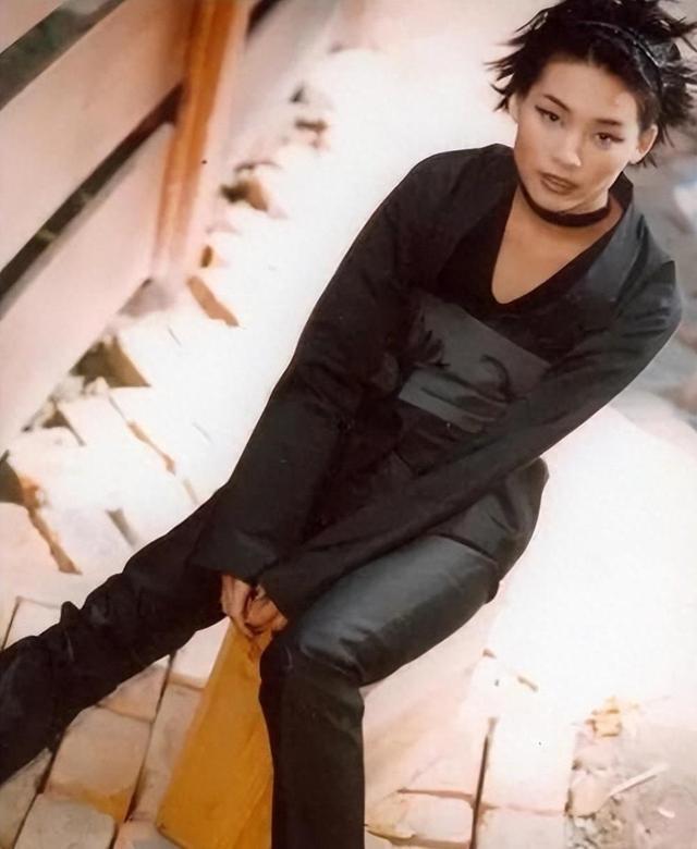 许美静演唱会划水惹争议:曾与王菲齐名,为爱沦为"糊咖"?